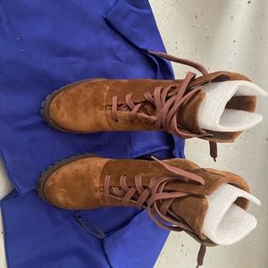 Vince Camuto boots. Size 6. In excellent condtion.